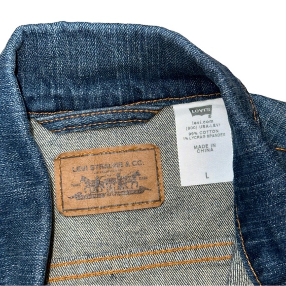 Levi’s Jeans “The Trucker Jacket” size Large✨ - Picture 6 of 13